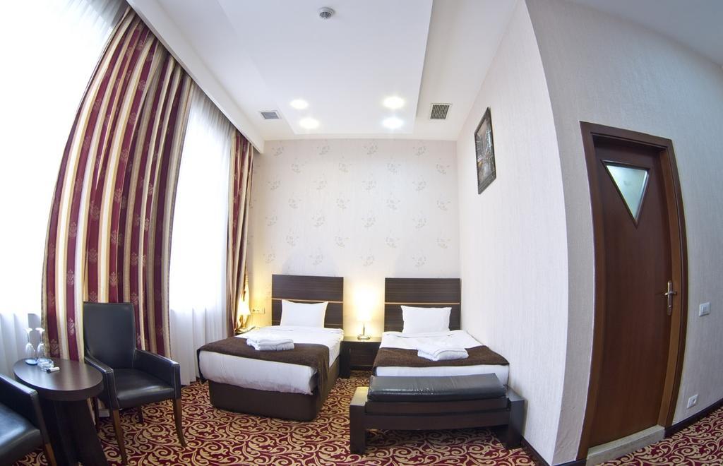 Ambassador Hotel Баку Стая снимка